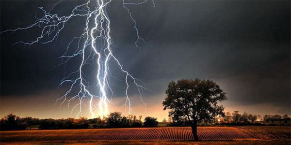 বজ্রপাতের সময় নিরাপদ থাকতে যা করবেন